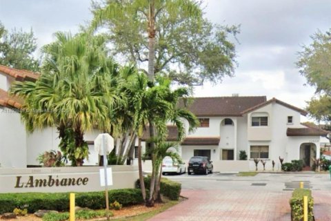 Condo in Miami, Florida, 2 bedrooms  № 1947154 - photo 1