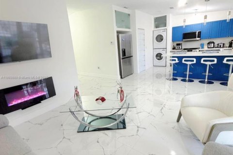 Condo in Miami, Florida, 2 bedrooms  № 1947154 - photo 13