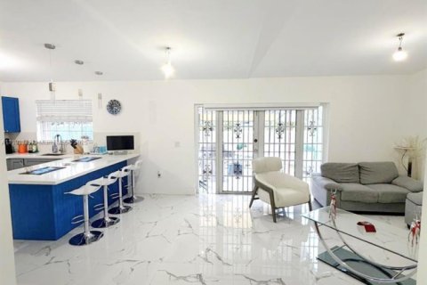 Condo in Miami, Florida, 2 bedrooms  № 1947154 - photo 12