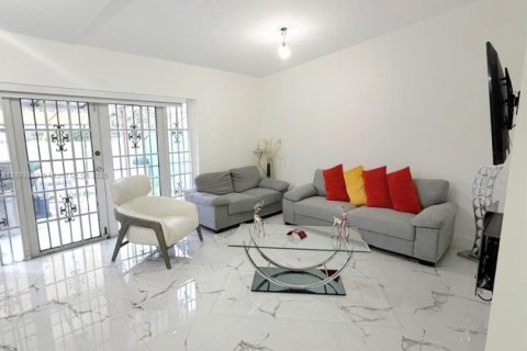 Condo in Miami, Florida, 2 bedrooms  № 1947154 - photo 15