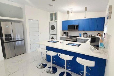 Condo in Miami, Florida, 2 bedrooms  № 1947154 - photo 11