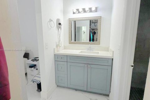 Condo in Miami, Florida, 2 bedrooms  № 1947154 - photo 22