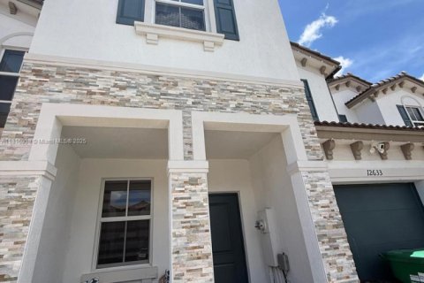Touwnhouse à vendre à Miami, Floride: 4 chambres, 169.08 m2 № 1781609 - photo 1