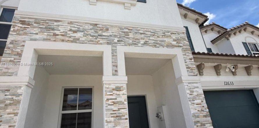 Touwnhouse à Miami, Floride 4 chambres, 169.08 m2 № 1781609