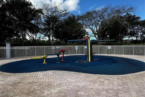 House in Weston, Florida 4 bedrooms, 179.86 sq.m. № 2044024 - photo 10