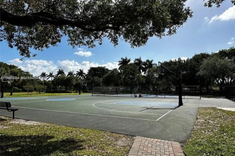 House in Weston, Florida 4 bedrooms, 179.86 sq.m. № 2044024 - photo 9