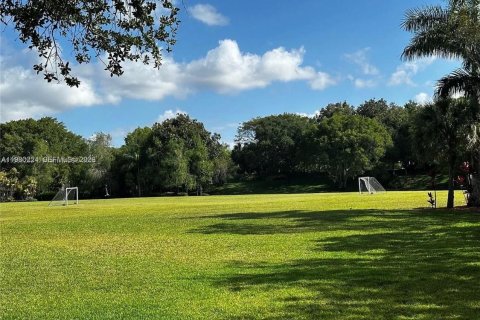 House in Weston, Florida 4 bedrooms, 179.86 sq.m. № 2044024 - photo 8