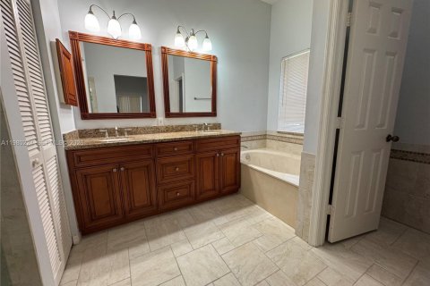 House in Weston, Florida 4 bedrooms, 179.86 sq.m. № 2044024 - photo 5