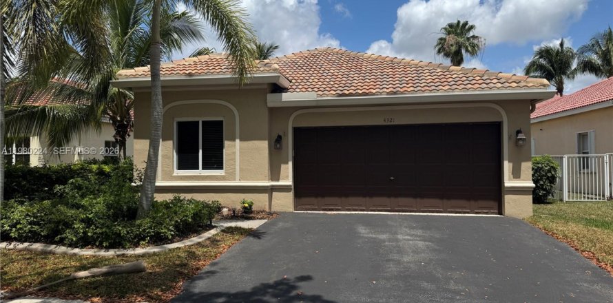 House in Weston, Florida 4 bedrooms, 179.86 sq.m. № 2044024