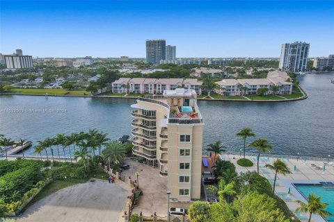Condo in Hollywood, Florida, 3 bedrooms  № 1867278 - photo 1