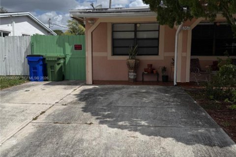Villa ou maison à vendre à Margate, Floride: 4 chambres, 162.49 m2 № 2070998 - photo 2