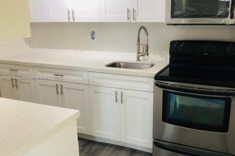 Condo in Miami, Florida, 3 bedrooms  № 1704317 - photo 2