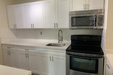 Condo in Miami, Florida, 3 bedrooms  № 1704317 - photo 1