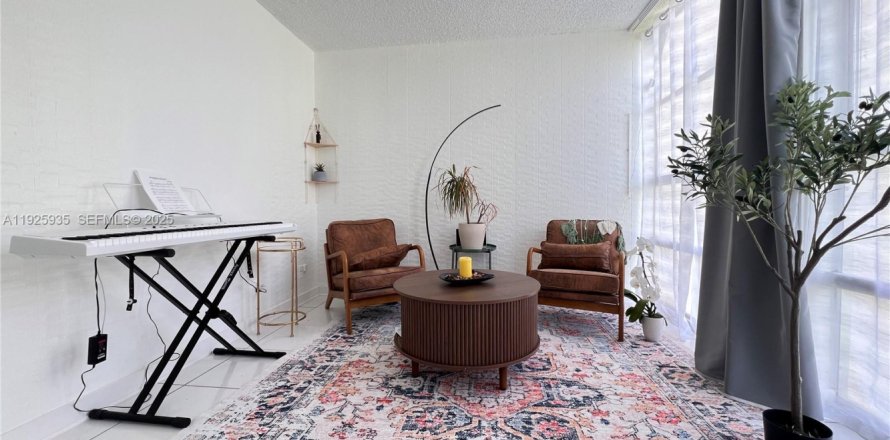 Кондоминиум с 2 спальнями в Халландейл-Бич, Флорида № 1984451