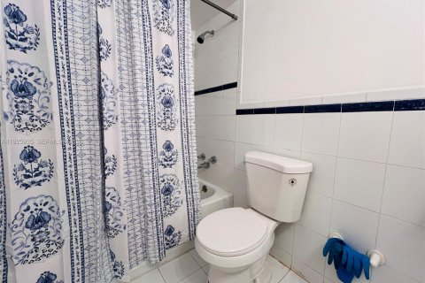 Condominio en venta en Hallandale Beach, Florida, 2 dormitorios, 85.84 m2 № 1984451 - foto 13