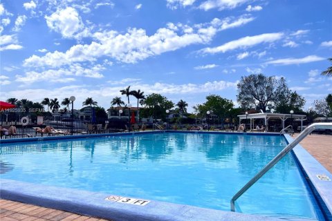 Купить кондоминиум в Халландейл-Бич, Флорида 2 спальни, 85.84м2, № 1984451 - фото 13