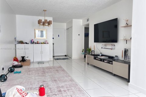 Купить кондоминиум в Халландейл-Бич, Флорида 2 спальни, 85.84м2, № 1984451 - фото 3