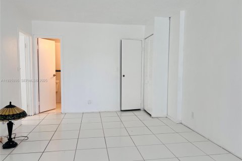 Купить кондоминиум в Халландейл-Бич, Флорида 2 спальни, 85.84м2, № 1984451 - фото 11