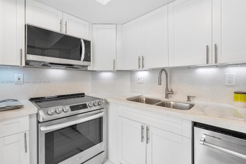 Condominio en venta en Sunny Isles Beach, Florida, 2 dormitorios, 113.34 m2 № 1920847 - foto 11