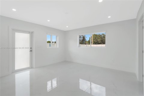 Villa ou maison à vendre à Cutler Bay, Floride: 3 chambres, 161.84 m2 № 1968564 - photo 12