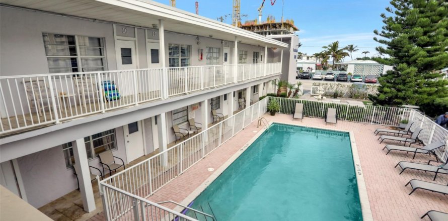 Hotel in Pompano Beach, Florida № 959473