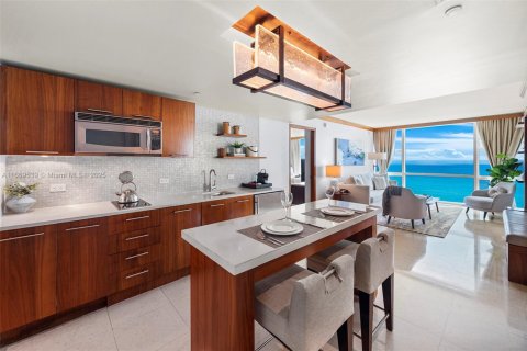 Condo in Miami Beach, Florida, 2 bedrooms № 2013772 - photo 11