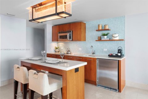 Condo in Miami Beach, Florida, 2 bedrooms № 2013772 - photo 10