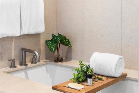 Condo in Miami Beach, Florida, 2 bedrooms № 2013772 - photo 19