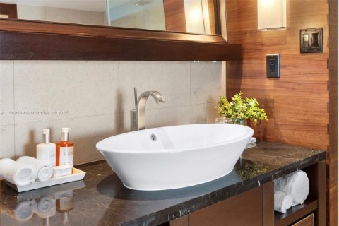 Condo in Miami Beach, Florida, 2 bedrooms № 2013772 - photo 30