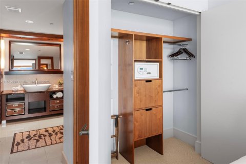 Condo in Miami Beach, Florida, 2 bedrooms № 2013772 - photo 17