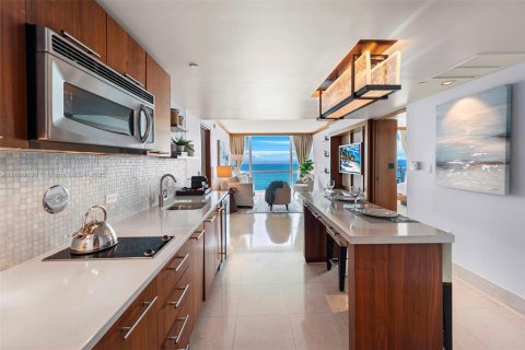 Condo in Miami Beach, Florida, 2 bedrooms № 2013772 - photo 3