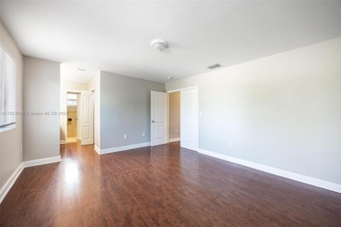 House in Miami, Florida 5 bedrooms, 206.89 sq.m. № 1688950 - photo 24