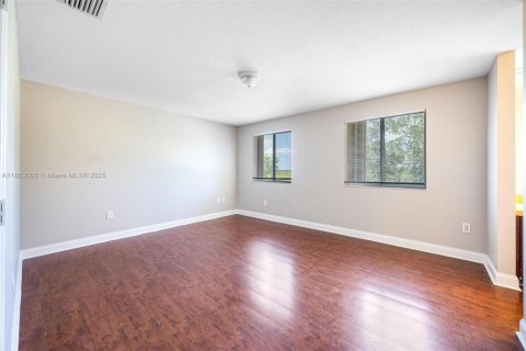 House in Miami, Florida 5 bedrooms, 206.89 sq.m. № 1688950 - photo 22