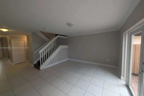 House in Miami, Florida 5 bedrooms, 206.89 sq.m. № 1688950 - photo 3