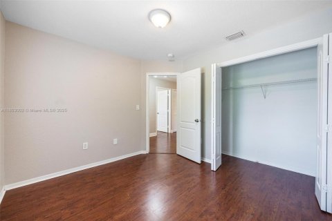 House in Miami, Florida 5 bedrooms, 206.89 sq.m. № 1688950 - photo 21