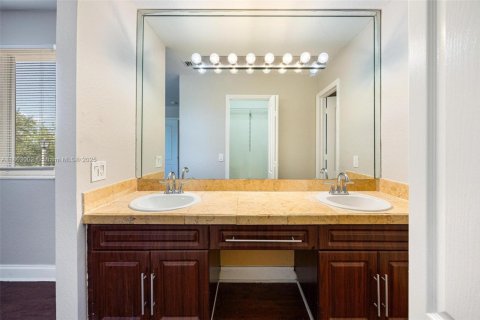 House in Miami, Florida 5 bedrooms, 206.89 sq.m. № 1688950 - photo 25