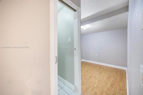 House in Miami, Florida 5 bedrooms, 206.89 sq.m. № 1688950 - photo 18