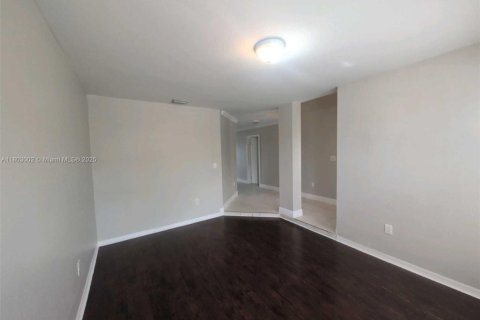 House in Miami, Florida 5 bedrooms, 206.89 sq.m. № 1688950 - photo 11