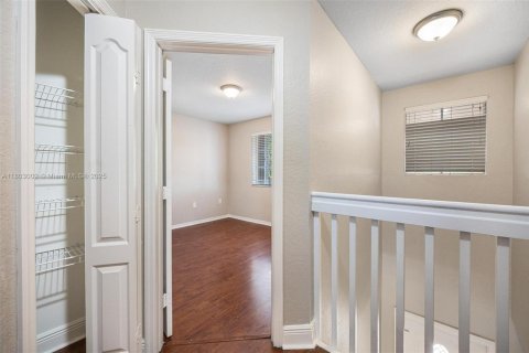 House in Miami, Florida 5 bedrooms, 206.89 sq.m. № 1688950 - photo 19