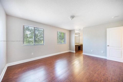 House in Miami, Florida 5 bedrooms, 206.89 sq.m. № 1688950 - photo 23