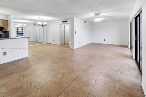 Condominio en venta en Tamarac, Florida, 2 dormitorios, 108.05 m2 № 1671574 - foto 5