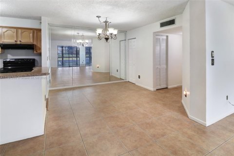 Condominio en venta en Tamarac, Florida, 2 dormitorios, 108.05 m2 № 1671574 - foto 9
