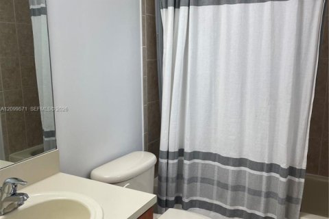 Touwnhouse à vendre à Hollywood, Floride: 2 chambres, 130.99 m2 № 2400608 - photo 22
