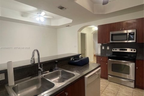 Touwnhouse à vendre à Hollywood, Floride: 2 chambres, 130.99 m2 № 2400608 - photo 10