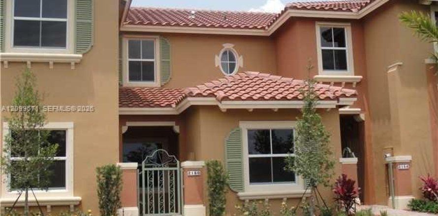 Touwnhouse à Hollywood, Floride 2 chambres, 130.99 m2 № 2400608