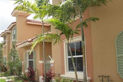 Touwnhouse à vendre à Hollywood, Floride: 2 chambres, 130.99 m2 № 2400608 - photo 2