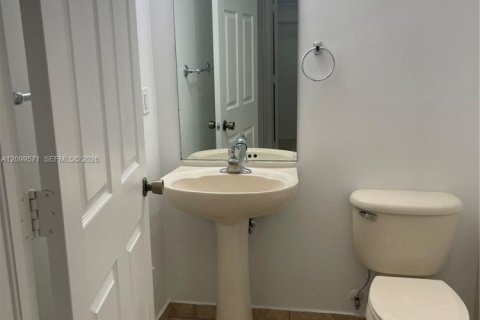 Touwnhouse à vendre à Hollywood, Floride: 2 chambres, 130.99 m2 № 2400608 - photo 11