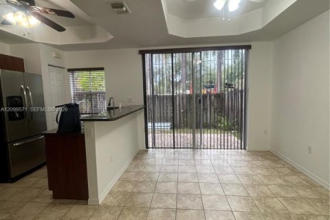 Touwnhouse à vendre à Hollywood, Floride: 2 chambres, 130.99 m2 № 2400608 - photo 7