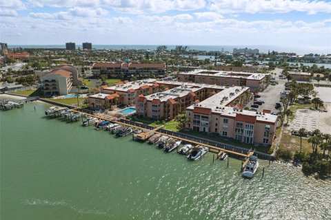 Condo in Saint Pete Beach, Florida, 2 bedrooms  № 1615982 - photo 1