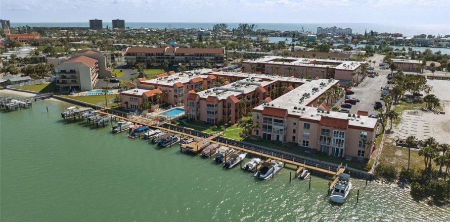 Condo in Saint Pete Beach, Florida, 2 bedrooms № 1615982